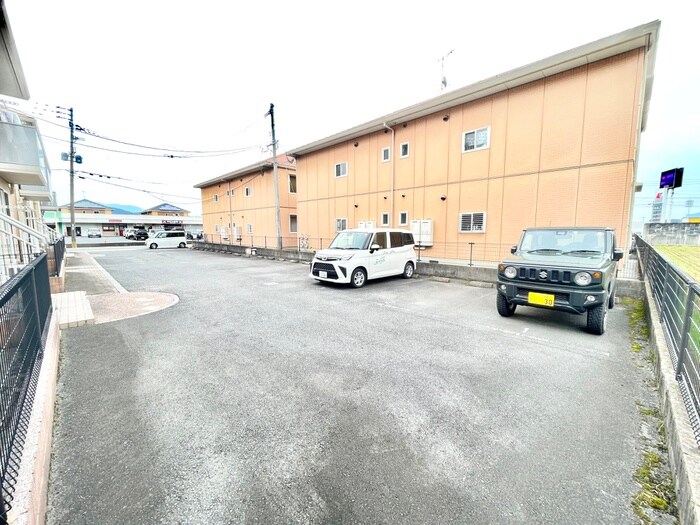 物件外観写真2　(駐車場)