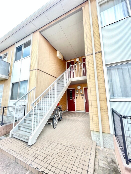 物件外観写真3　(エントランス部分)