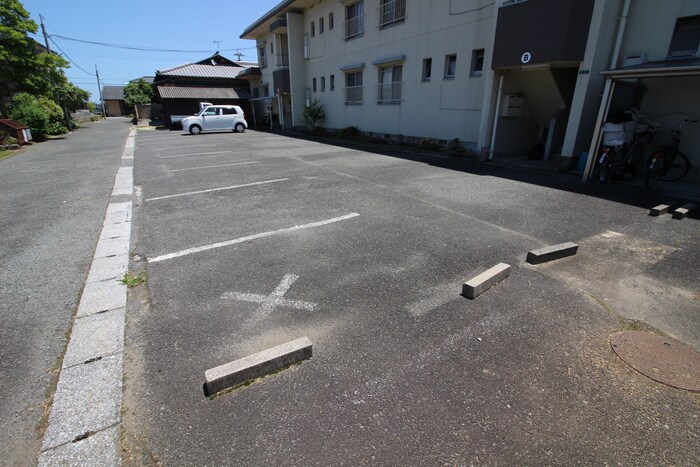 物件外観写真2　(駐車場)