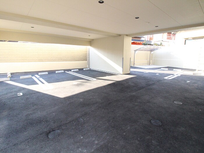 物件外観写真5　(駐車場)