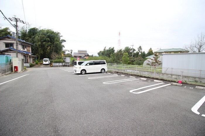 物件外観写真3　(駐車場)