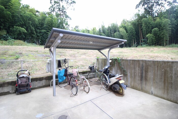 物件外観写真4　(駐輪場)
