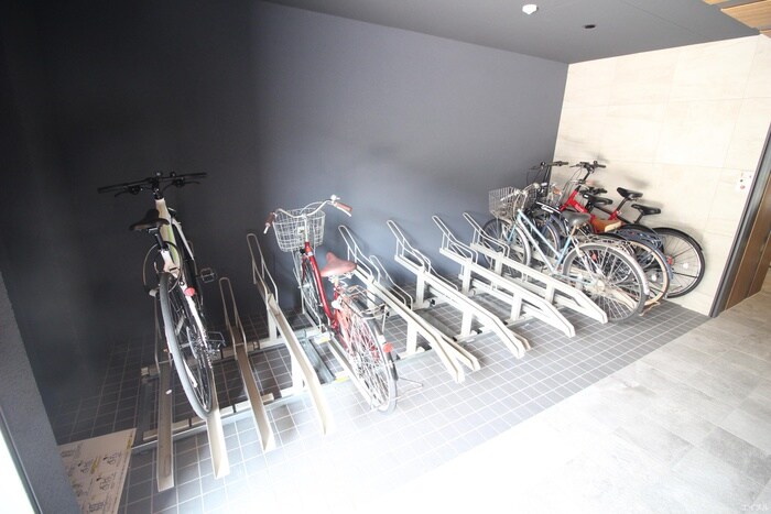 物件外観写真4　(駐輪場)