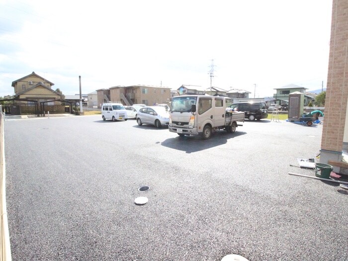 物件外観写真3　(駐車場)
