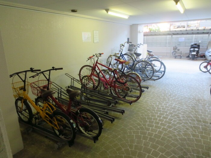 物件外観写真4　(駐輪場)