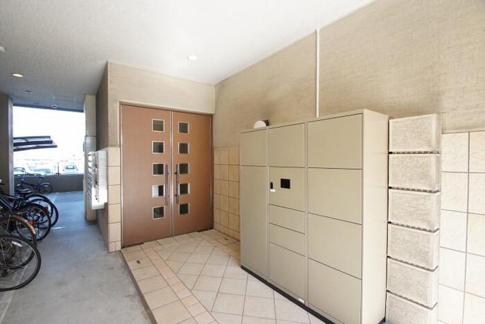 物件外観写真2　(エントランス部分)