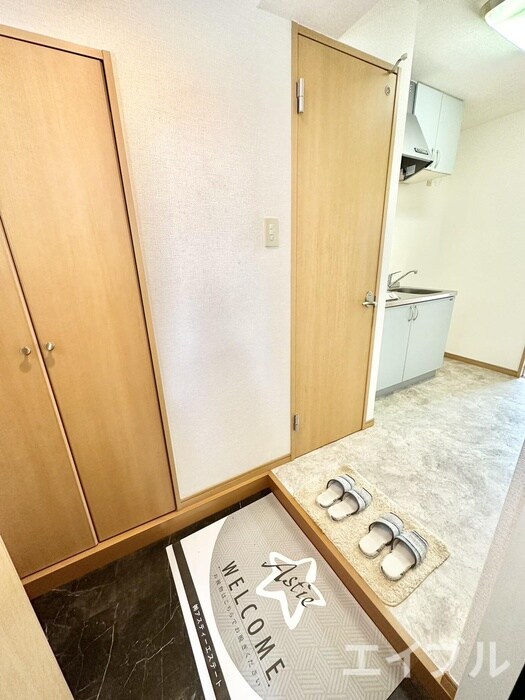 物件内観写真12　(玄関)