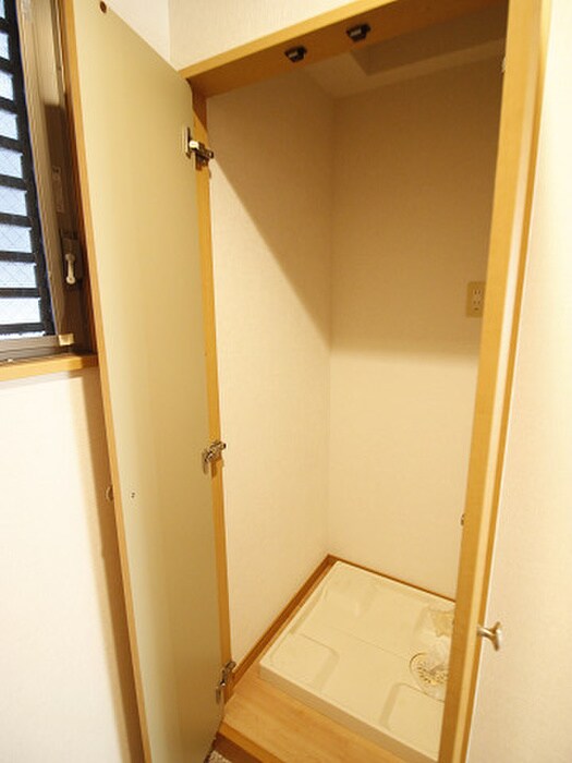 物件内観写真16　(洗濯機置場)