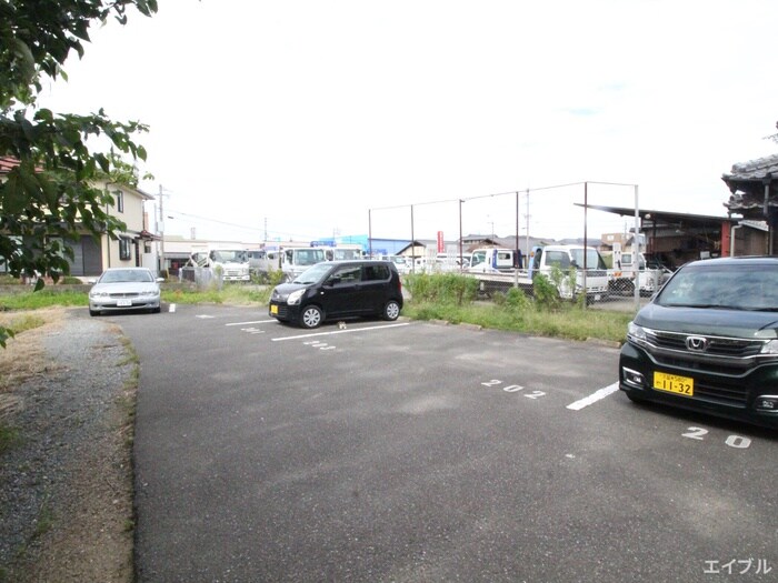 物件外観写真2　(駐車場)