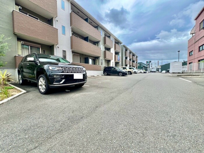 物件外観写真3　(駐車場)