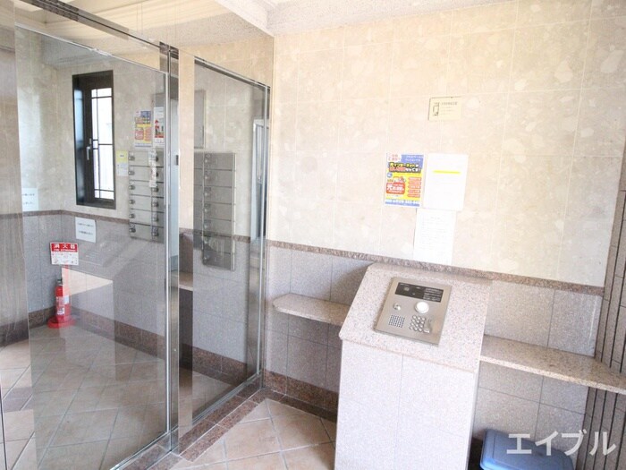 物件外観写真6　(エントランス部分)