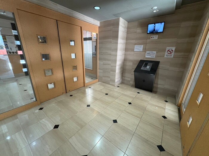 物件外観写真2　(エントランス部分)