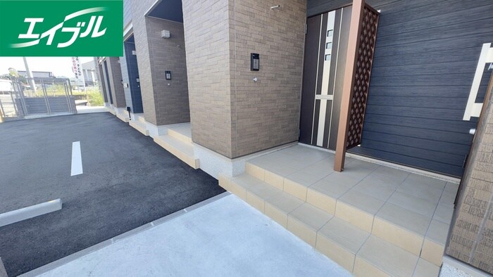 物件外観写真5　(エントランス部分)