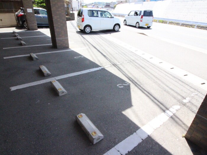 物件外観写真3　(駐車場)