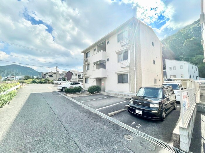 物件外観写真2　(駐車場)