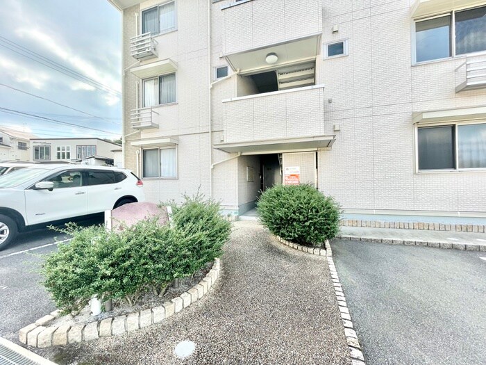 物件外観写真4　(エントランス部分)