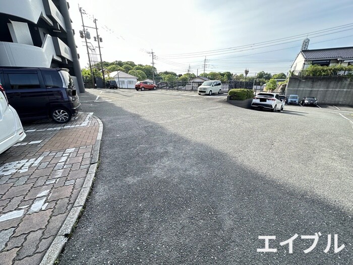 物件外観写真2　(駐車場)