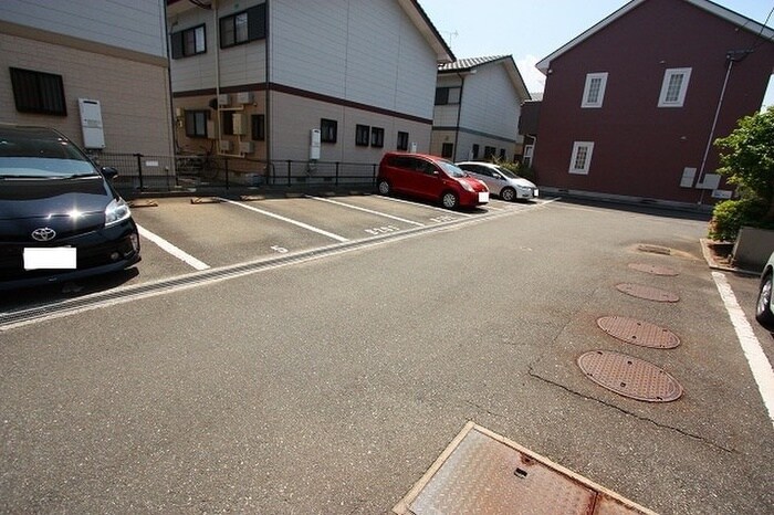 物件外観写真3　(駐車場)