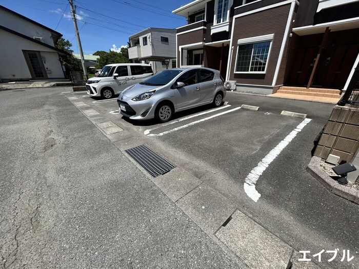 物件外観写真5　(駐車場)