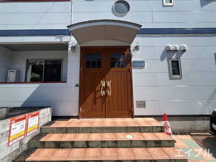 物件外観写真4　(エントランス部分)