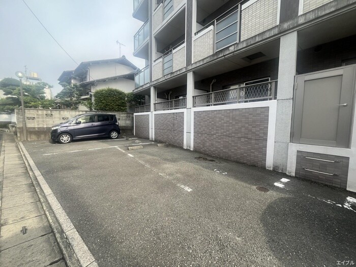 物件外観写真4　(駐車場)