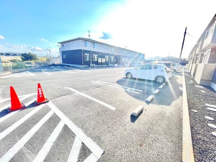 物件外観写真2　(駐車場)