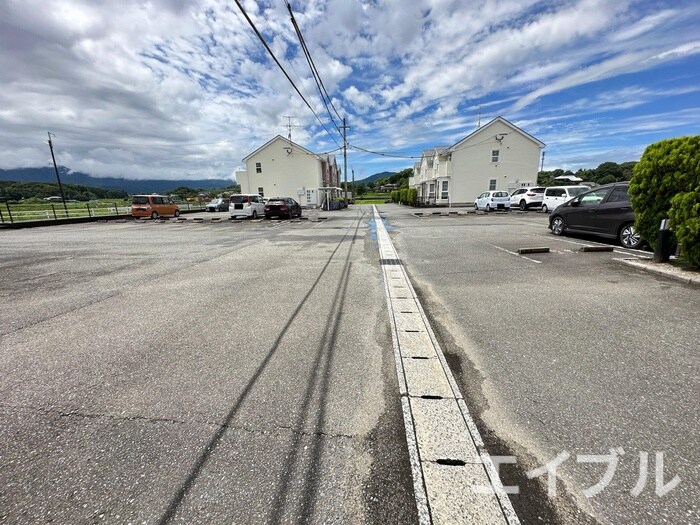 物件外観写真3　(駐車場)