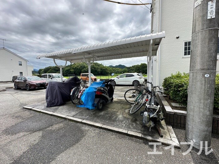 物件外観写真4　(駐輪場)