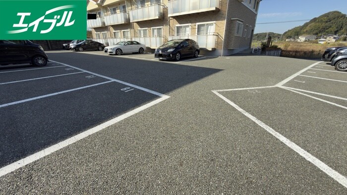 物件外観写真2　(駐車場)