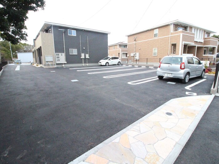 物件外観写真2　(駐車場)