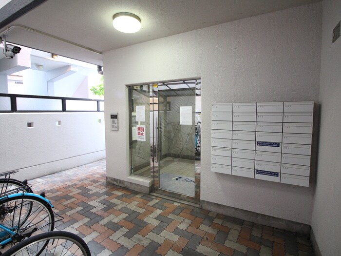 物件外観写真2　(エントランス部分)