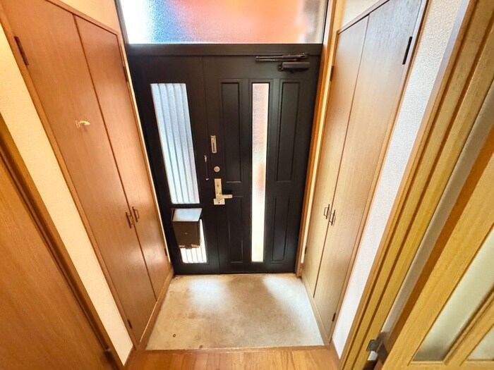 物件内観写真11　(玄関)