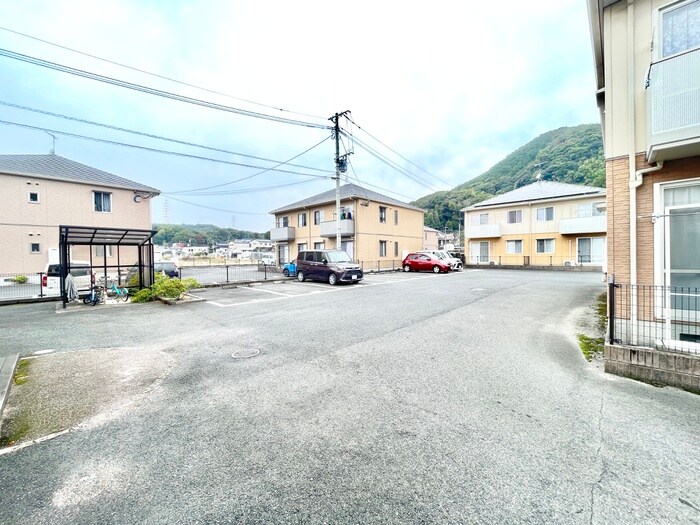 物件外観写真2　(駐車場)