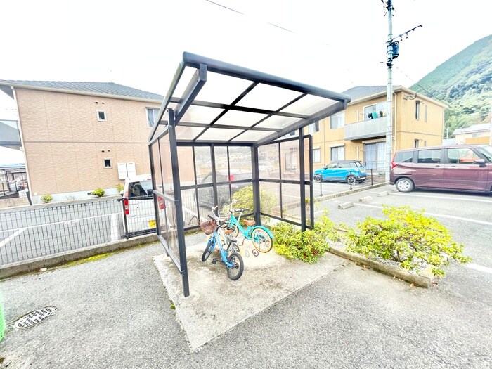 物件外観写真3　(駐輪場)