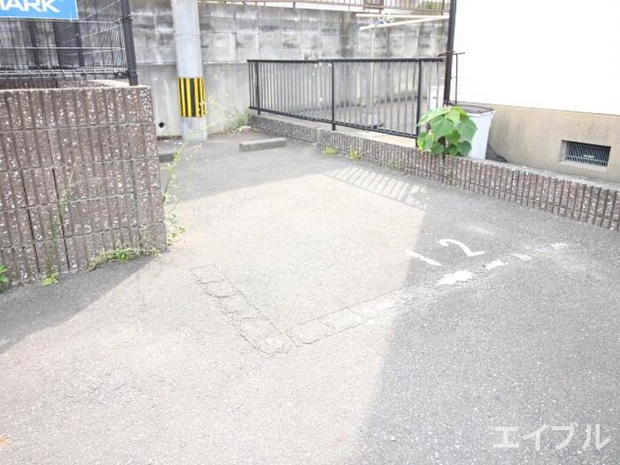 物件外観写真3　(駐車場)