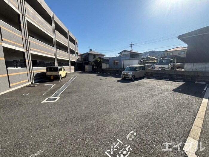 物件外観写真3　(駐車場)