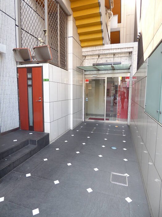 物件外観写真2　(エントランス部分)