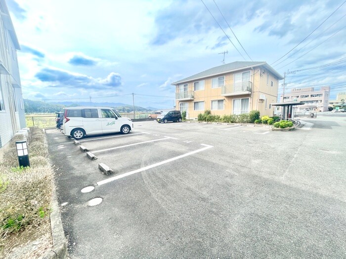 物件外観写真2　(駐車場)
