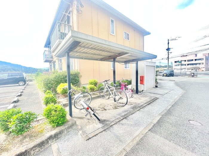 物件外観写真4　(駐輪場)