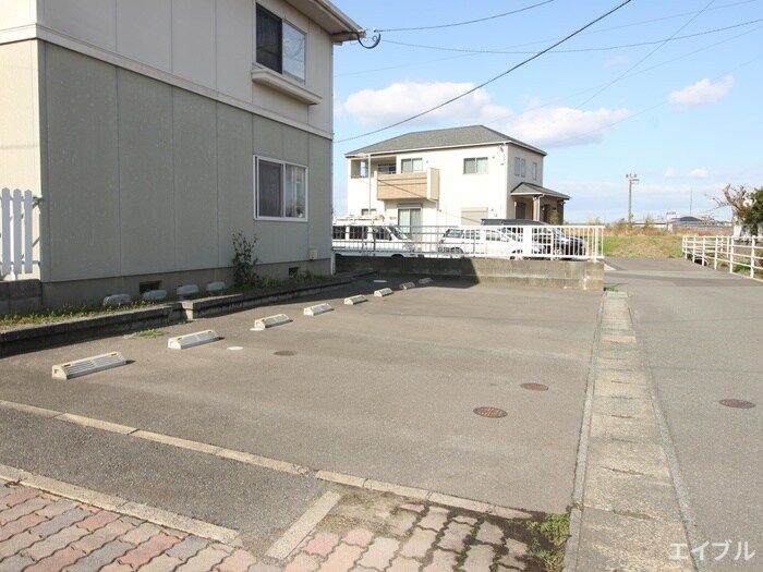 物件外観写真3　(駐車場)