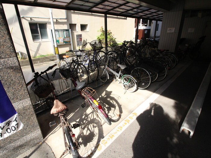 物件外観写真4　(駐輪場)