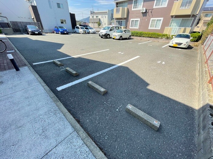 物件外観写真2　(駐車場)