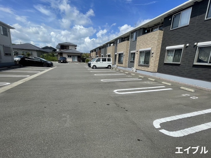 物件外観写真4　(駐車場)