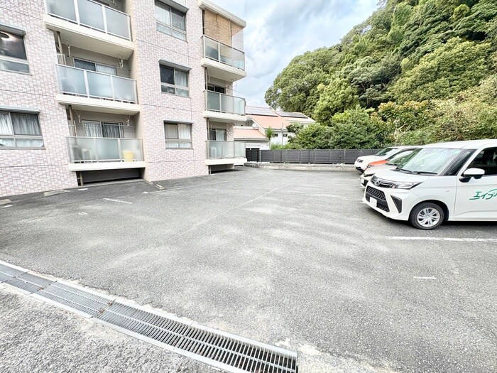 物件外観写真4　(駐車場)