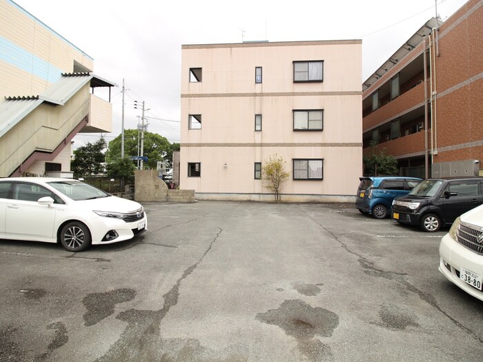 物件外観写真2　(駐車場)