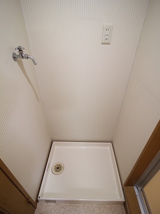 物件内観写真8　(洗濯機置場)