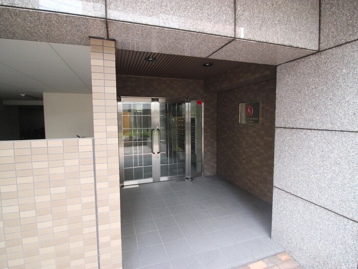 物件外観写真4　(エントランス部分)