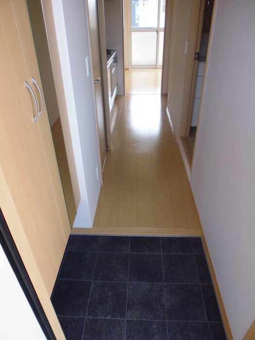 物件内観写真5　(玄関)