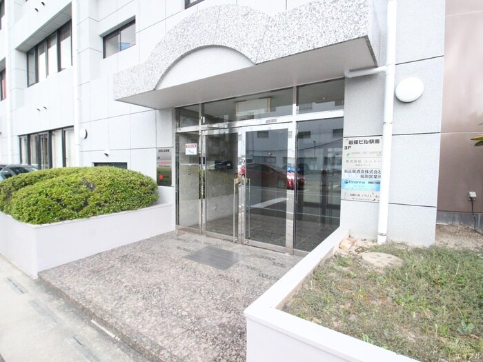 岩保ビル駅南のエントランス部分