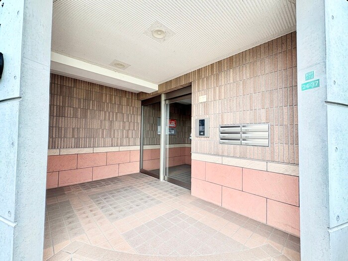 物件外観写真3　(エントランス部分)